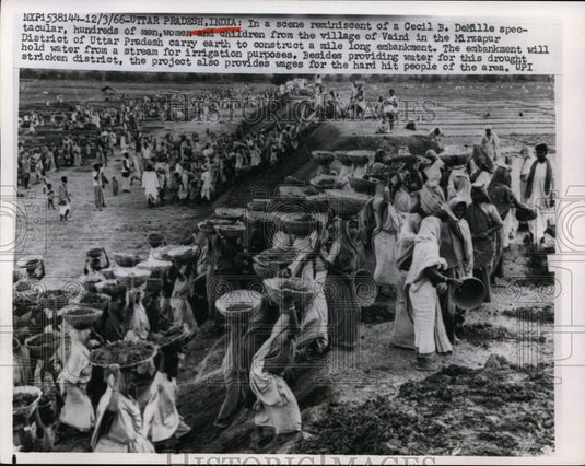 1966 Press Photo Hundreds Vaini Villiagers Carry Earth To Construct Embankment