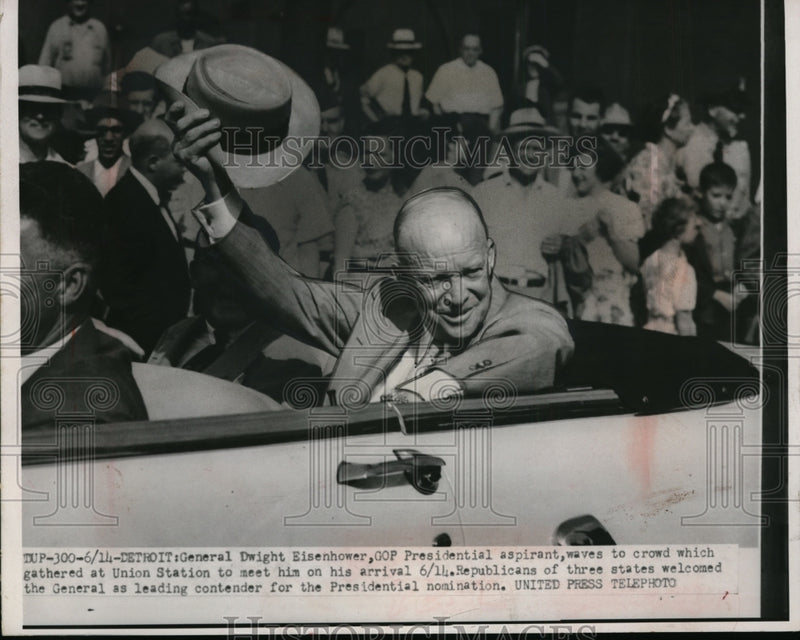 Load image into Gallery viewer, 1952 Press Photo Gen Eisenhower Waves To Crowd Gathered at Union Station
