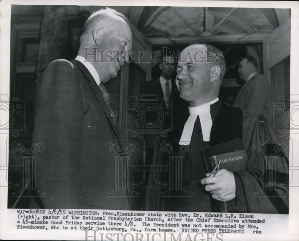 1955 Press Photo Pres.Dwight Eisenhower chats with Rev. Edward L.R. Elson