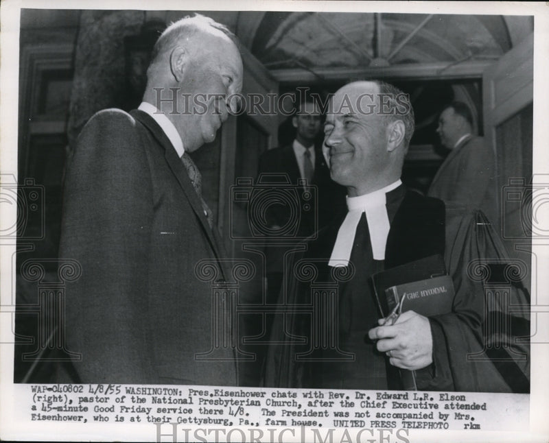 Load image into Gallery viewer, 1955 Press Photo Pres.Dwight Eisenhower chats with Rev. Edward L.R. Elson
