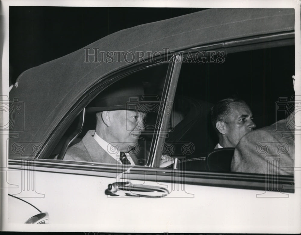 1952 Press Photo Pres.Dwight Eisenhower as he leaves Cleveland - nef09945