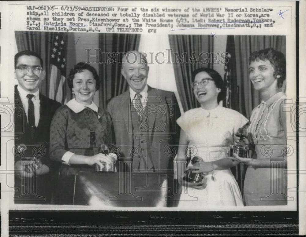 1959 Press Photo Pres Dwight Eisenhower with winners of Memorial Scholarship