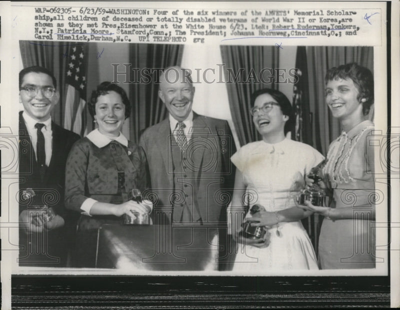 Load image into Gallery viewer, 1959 Press Photo Pres Dwight Eisenhower with winners of Memorial Scholarship
