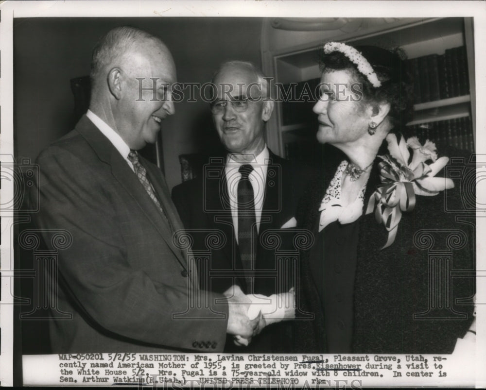 1955 Press Photo Pres Eisenhower Greets Mrs Fugal Chosen American Mother of 1955