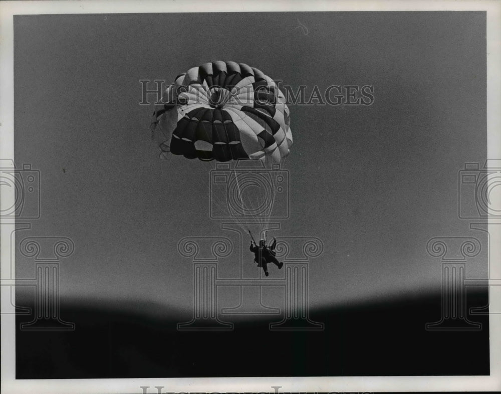 Undated Press Photo Lucinda Gates on parachute - nef10099