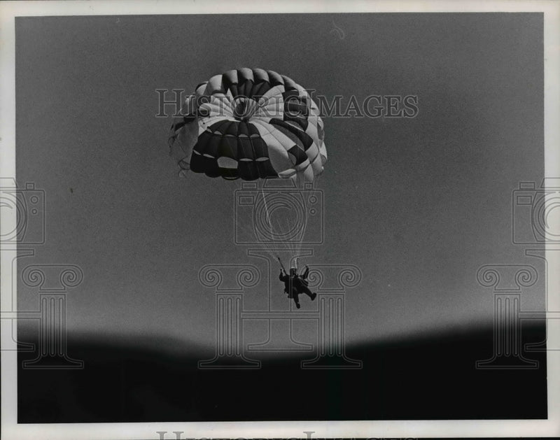 Load image into Gallery viewer, Undated Press Photo Lucinda Gates on parachute - nef10099
