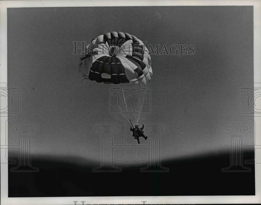 Undated Press Photo Lucinda Gates on parachute - nef10099