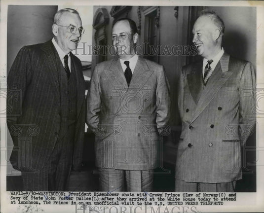 1953 Press Photo Eisenhower, Olav, Dulles chat after arriving at White House