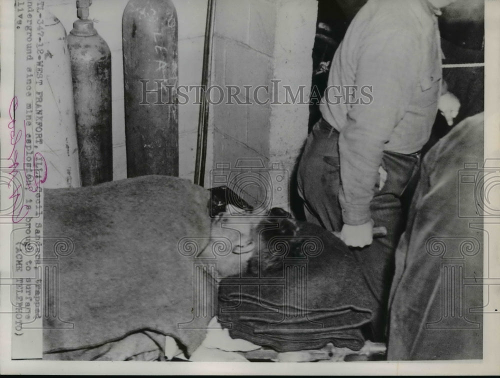 1951 Press Photo Cecil Sanders brought to surface after being trapped under mine