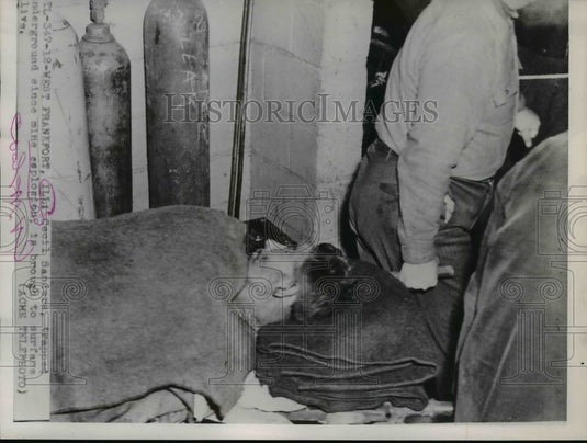 1951 Press Photo Cecil Sanders brought to surface after being trapped under mine