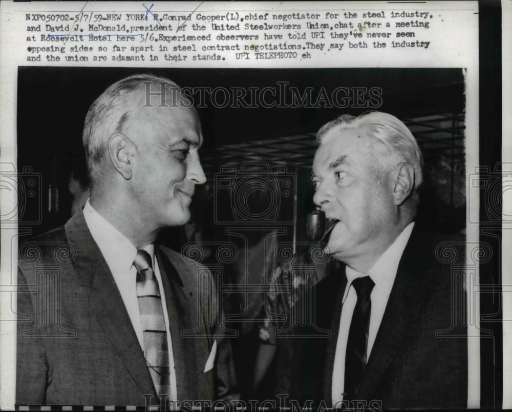 1959 Press Photo Steel Negotiators Chat After a Meeting at Roosevelt Hotel
