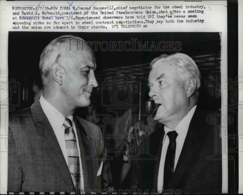Load image into Gallery viewer, 1959 Press Photo Steel Negotiators Chat After a Meeting at Roosevelt Hotel
