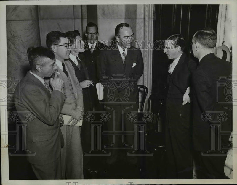 Load image into Gallery viewer, 1934 Press Photo Captain Rickenbacker With Reporter Following His Leaving Senate
