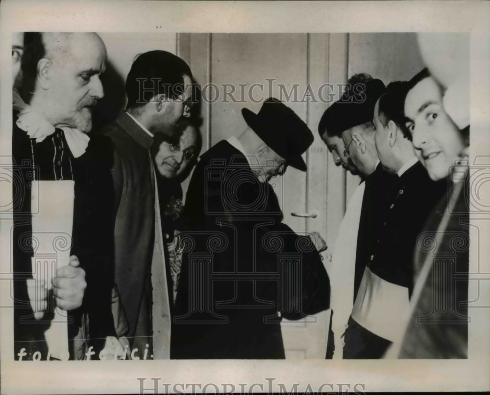 1939 Press Photo Prince Albani Sealing The Last Door Of Vatican Around Sistine