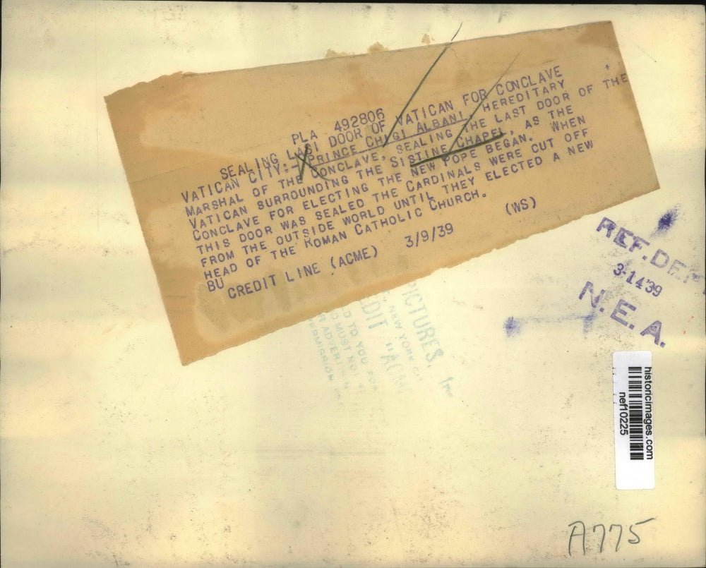 1939 Press Photo Prince Albani Sealing The Last Door Of Vatican Around Sistine