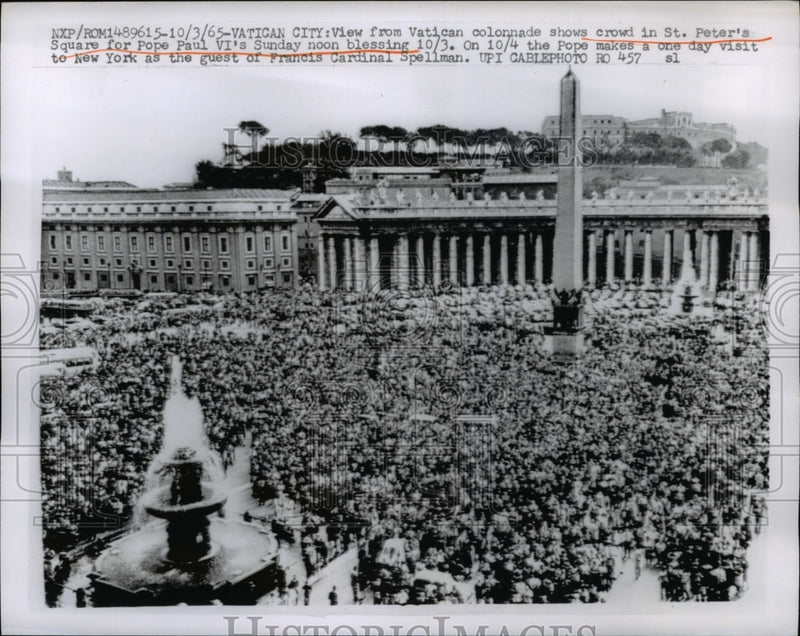 Load image into Gallery viewer, 1965 Press Photo View From Colonade Crowd For Pope VI's Sunday Noon blessing
