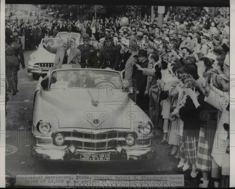 Load image into Gallery viewer, 1952 Press Photo Eisenhower waves to crowd of 40,000 at capitol grounds
