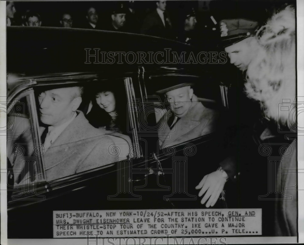 1952 Press Photo General, Mrs. Eisenhower leave to continue tour of country