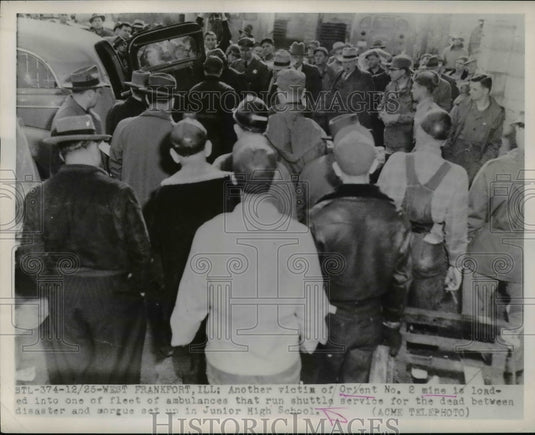 1951 Press Photo Victim of Orient No. 2 Mine Loaded Into One Fleet of Ambulances