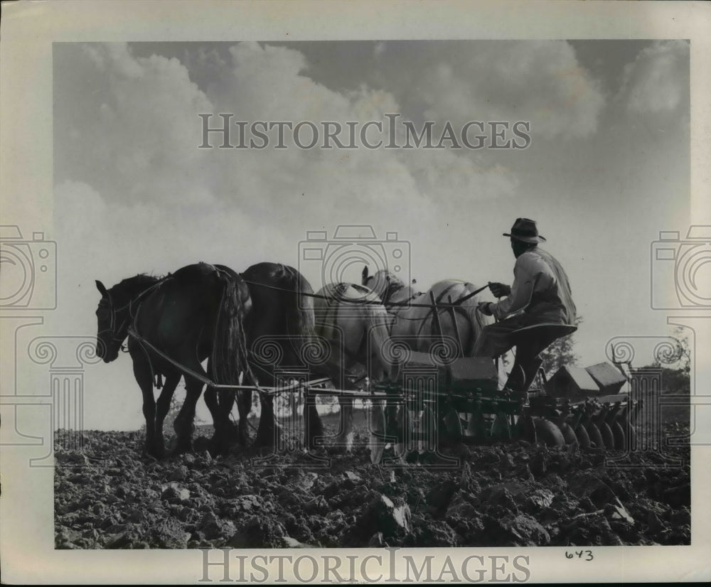 1962 Press Photo Daniel Turner Farmer All His Life Has Never Driven Tractor