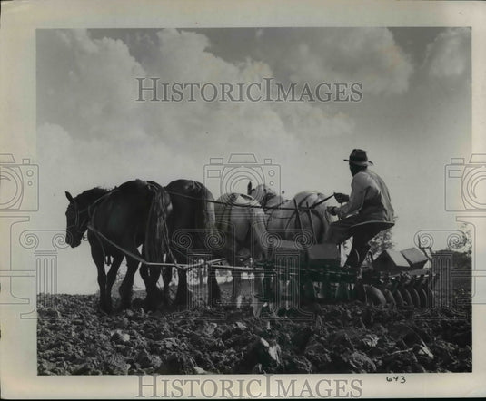 1962 Press Photo Daniel Turner Farmer All His Life Has Never Driven Tractor