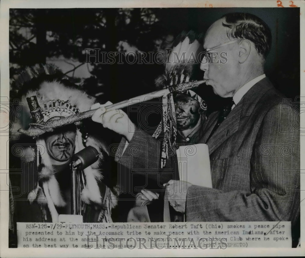 1951 Press Photo Sen.Robert Taft smokes a peace Pipe presented by Accomack tribe