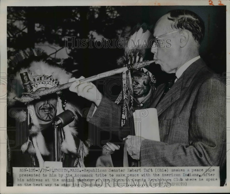 Load image into Gallery viewer, 1951 Press Photo Sen.Robert Taft smokes a peace Pipe presented by Accomack tribe
