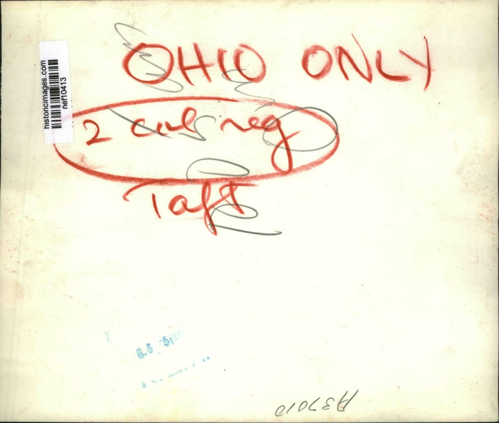 1951 Press Photo Sen.Robert Taft smokes a peace Pipe presented by Accomack tribe