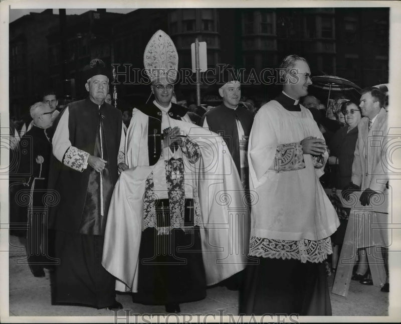 Load image into Gallery viewer, 1958 Press Photo Archbishop Albert G. Meyer In Processional To Holy Cathedral
