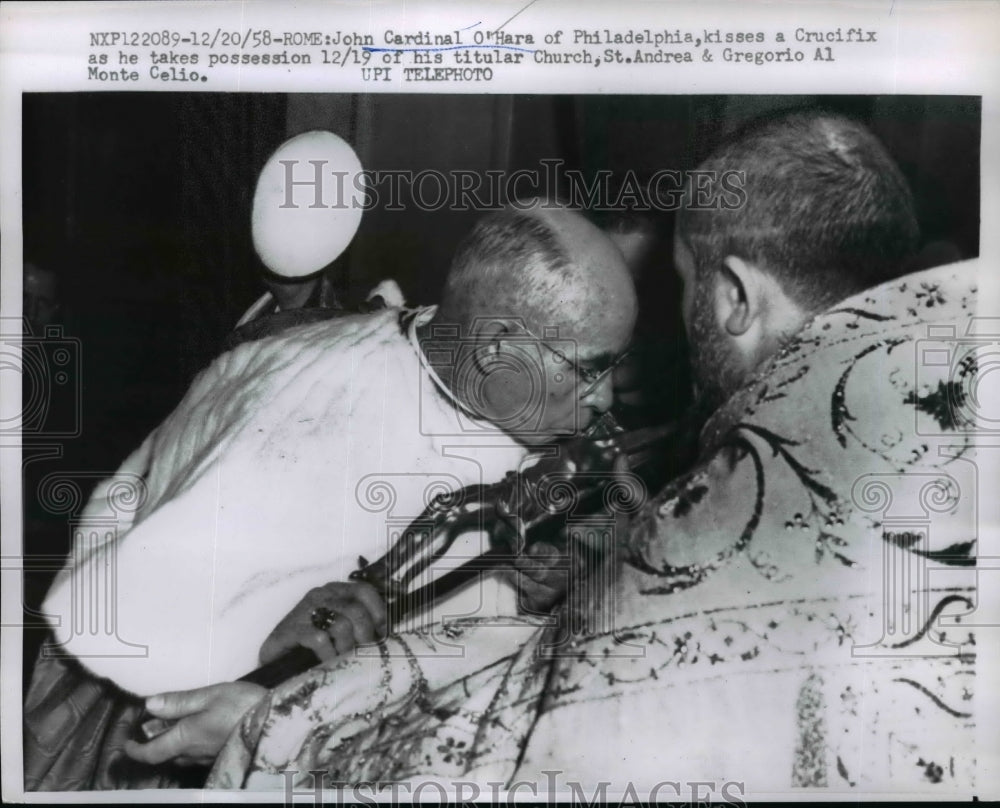 1958 Press Photo John Cardinal of O'Hara of Philadelphia kisses crucifix