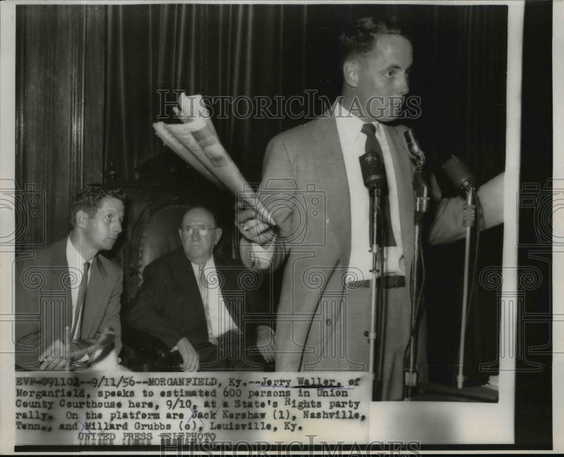Load image into Gallery viewer, 1956 Press Photo Jerry Waller Speaks to Estimated 600 People in Union Courthouse
