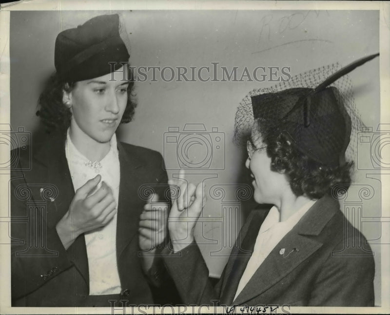 Load image into Gallery viewer, 1938 Press Photo Obtains Divorce By Using Sign Language - nef10668
