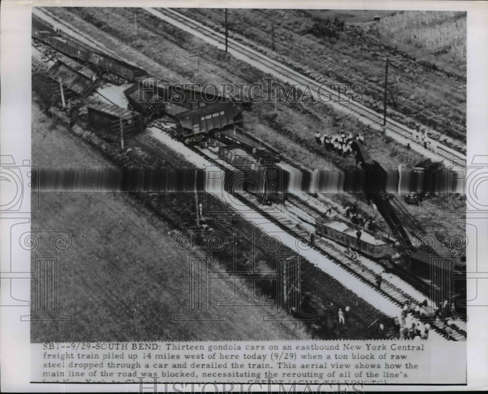 1950 Press Photo Thirteen Gondola cars on Eastbound N.Y. Central train piled up
