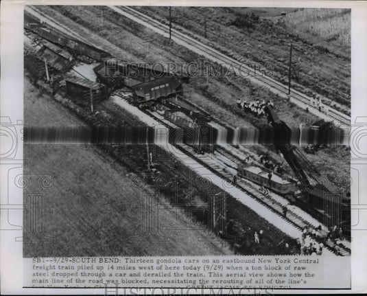 1950 Press Photo Thirteen Gondola cars on Eastbound N.Y. Central train piled up
