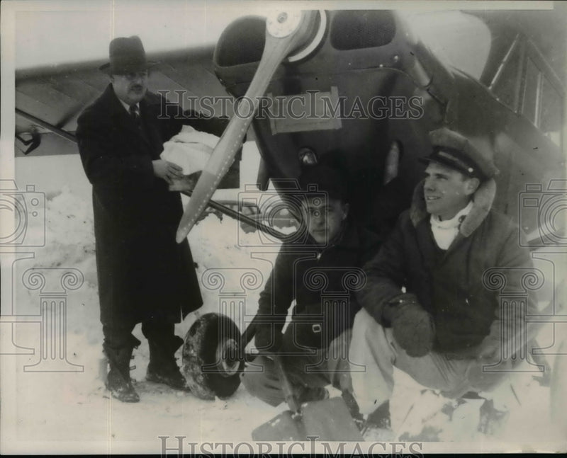Load image into Gallery viewer, Undated Press Photo Plane drops serum to air Barbara Anderson before heavy snow
