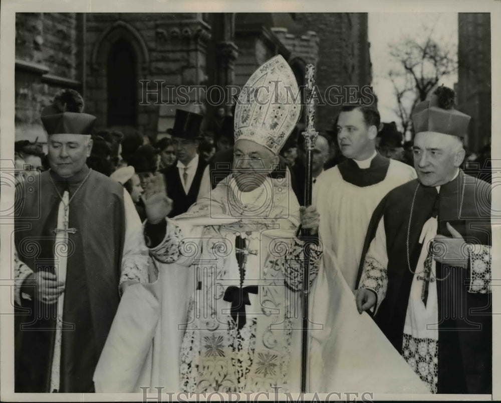 1940 Press Photo Mos.Rev. Samuel A Stritch towards Holy Name Cathedral