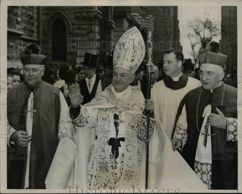 Load image into Gallery viewer, 1940 Press Photo Mos.Rev. Samuel A Stritch towards Holy Name Cathedral

