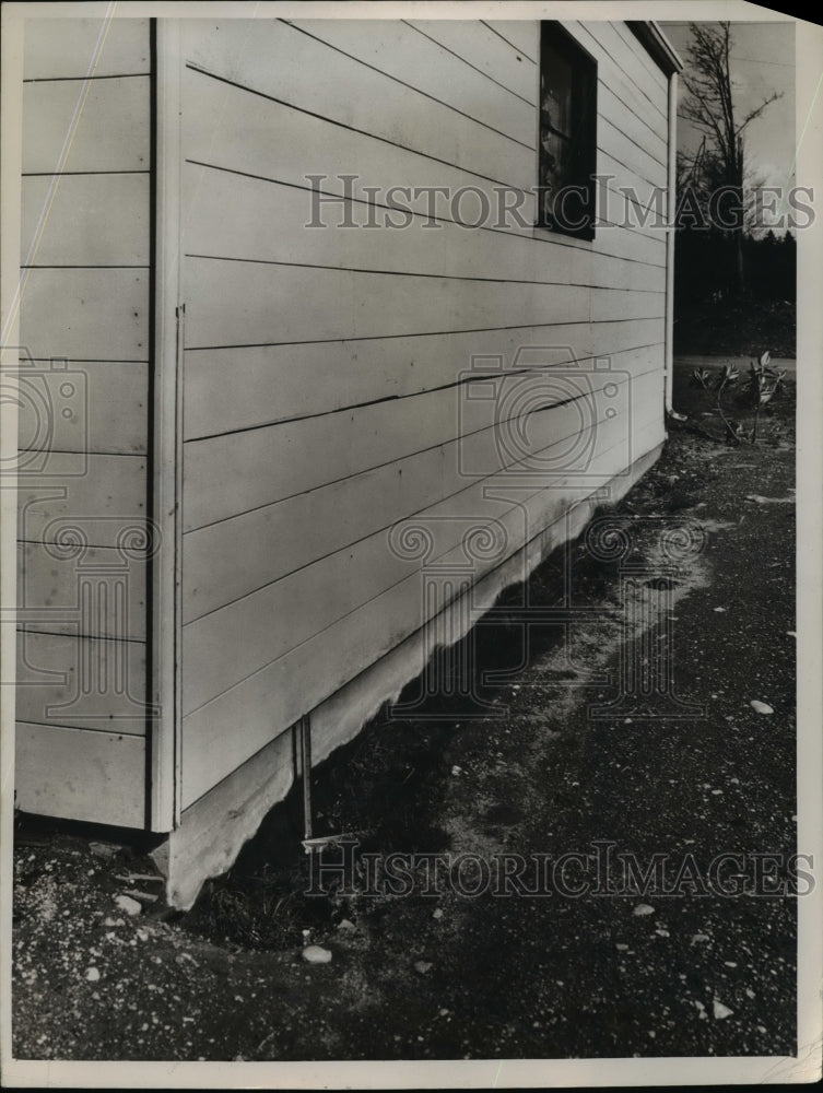 1948 Press Photo Warped and Buckled Siding Are Defects Of This Home - nef10760