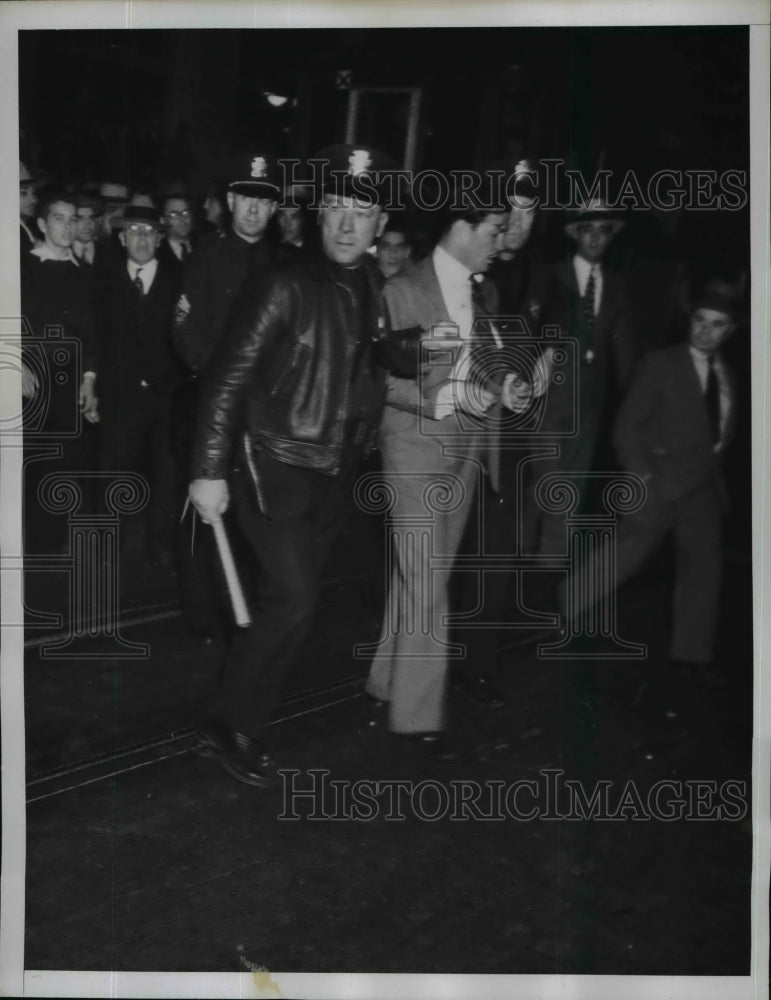 1934 Press Photo Officer Arrests Man When Trouble Brewed With Police and Striker- Historic Images