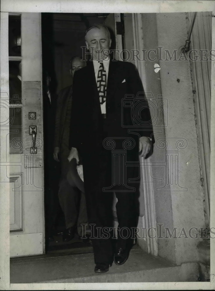 1945 Press Photo James Byrnes former mobilization Director leaves White House