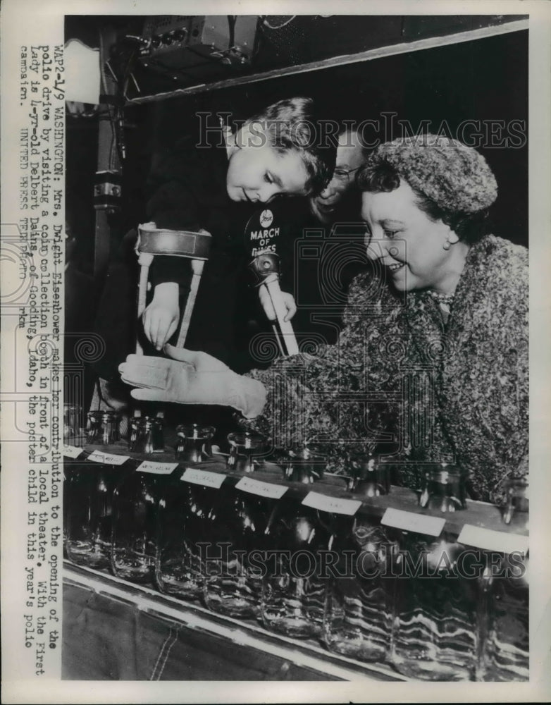 Load image into Gallery viewer, 1954 Press Photo Mrs Eisenhower Makes Contribution To The Opening Of Polio Drive
