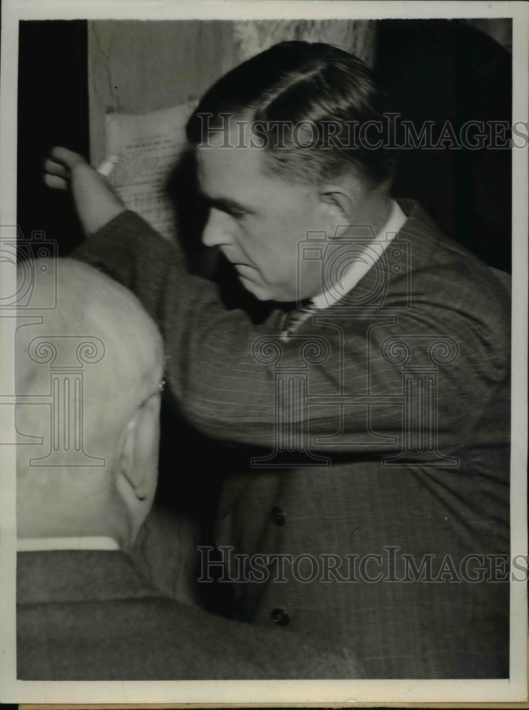 Load image into Gallery viewer, 1942 Press Photo W. Froehling Uncle Of Executed German Spy Emerges From Court

