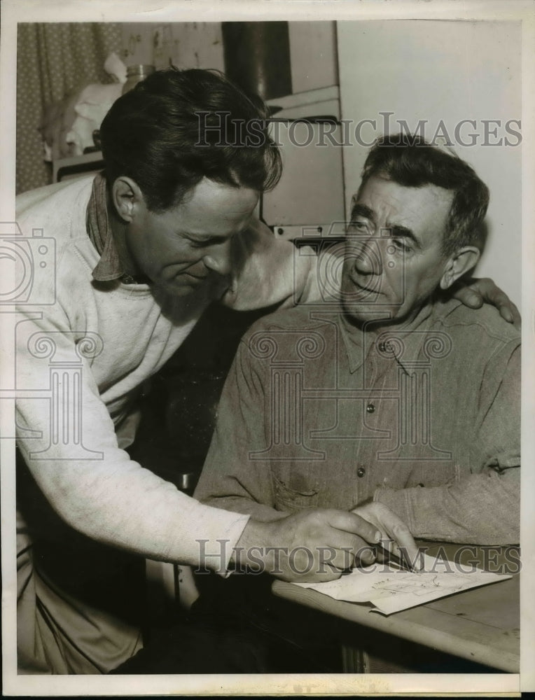 1946 Press Photo Cronin, Benick looking over strike claim - nef10963