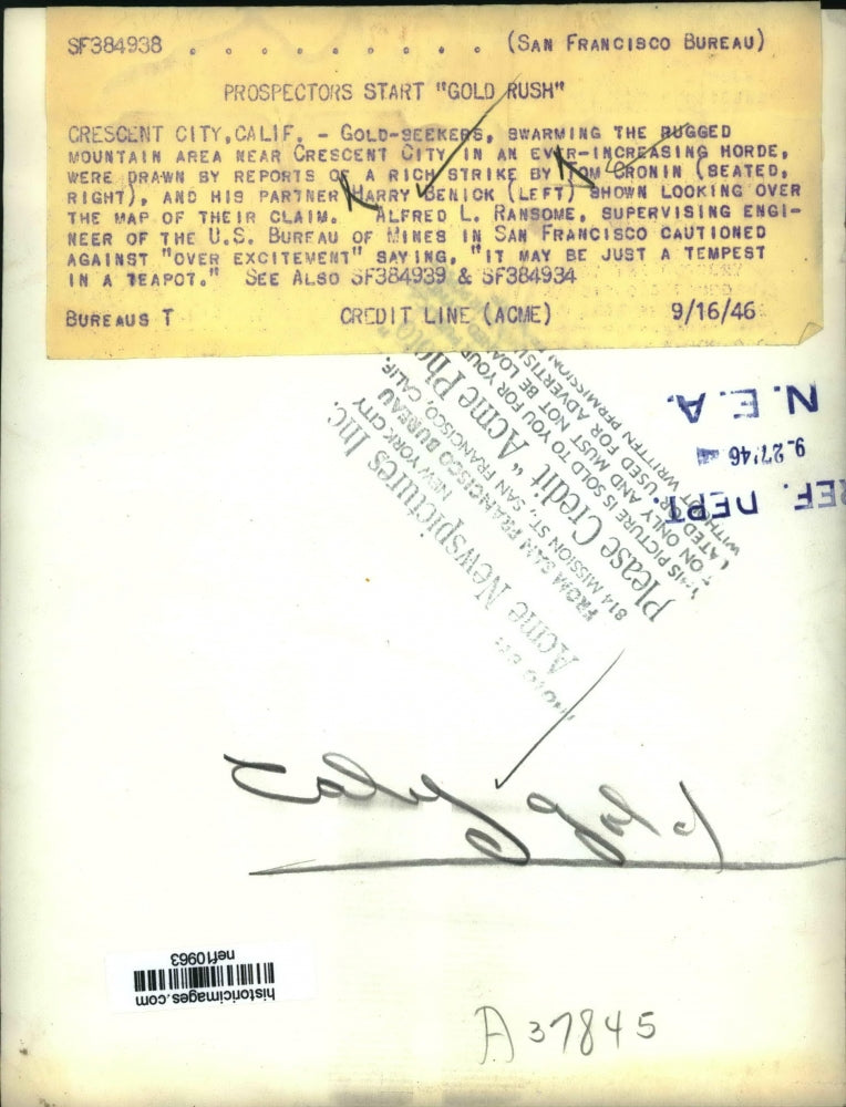 1946 Press Photo Cronin, Benick looking over strike claim - nef10963