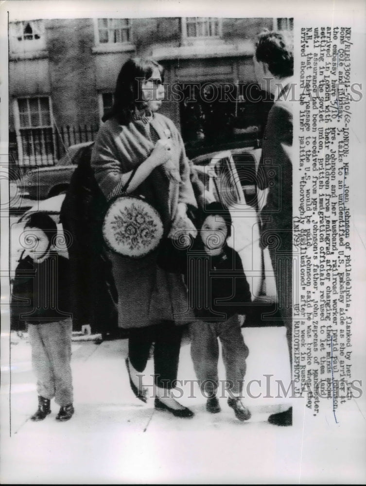 Load image into Gallery viewer, 1962 Press Photo Mrs.Joan Johnson of Philadelphia with her sons Cole &amp; Lindsay

