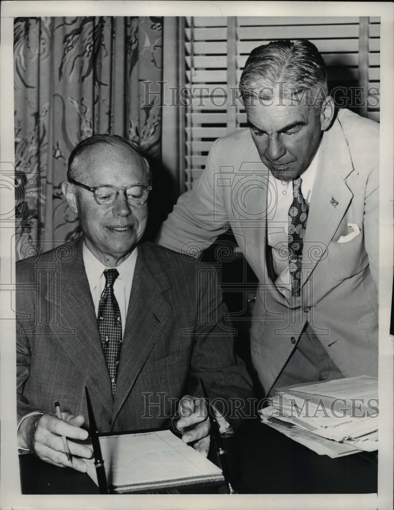 Load image into Gallery viewer, 1952 Press Photo Sen.Robert A.Taft with campaign manager David S.Ingalls
