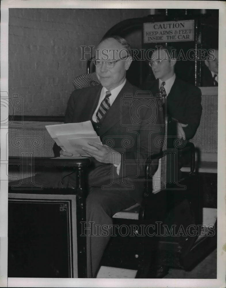 Load image into Gallery viewer, 1952 Press Photo Sen.Robert A.Taft riding the Senate Subway to the Capitol
