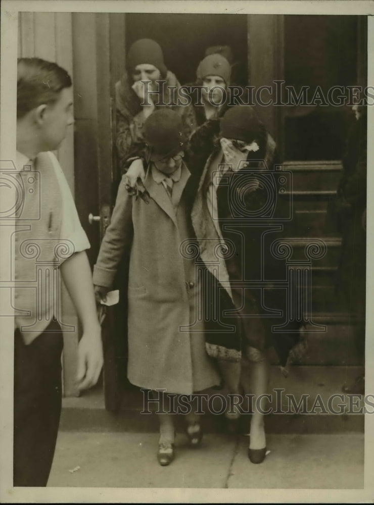 1930 Press Photo Employees Being Escorted Home After Radio Mast Crashed In Roof