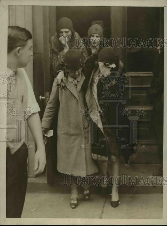 1930 Press Photo Employees Being Escorted Home After Radio Mast Crashed In Roof