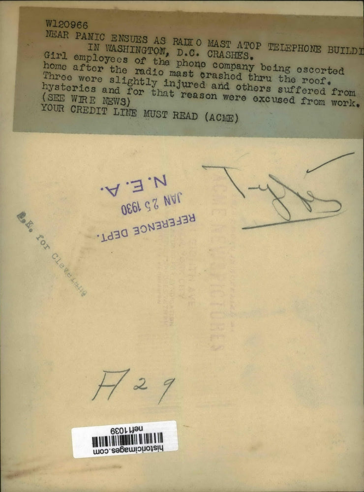 1930 Press Photo Employees Being Escorted Home After Radio Mast Crashed In Roof